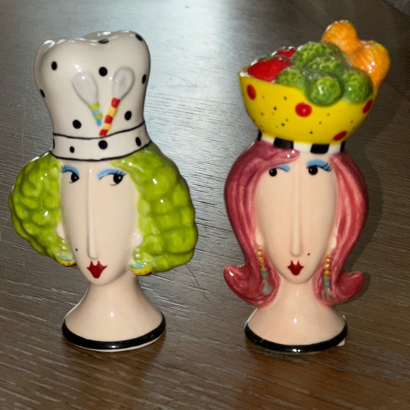 Dollymama Kitchen ladies salt & pepper shakers - Picture 3 of 9